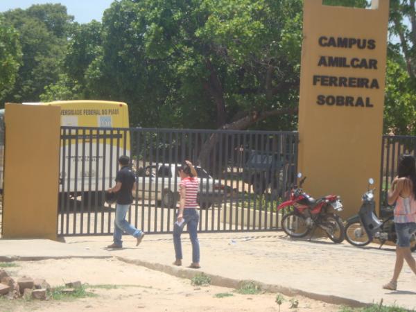 CANDIDATOS DO ENEM CHEGANDO AO CAMPUS DA UFPI(Imagem:REDAÇÃO)