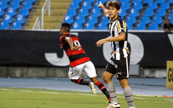 Hernane comemora gol do Flamengo contra o Botafogo.(Imagem:Rudy Trindade / VIPCOMM)