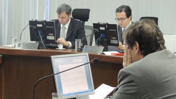 Paulo Schmitt, o presidente Caio Rocha e o relator Paulo César Salomão Filho no julgamento.(Imagem:Lucas Rizzatti)