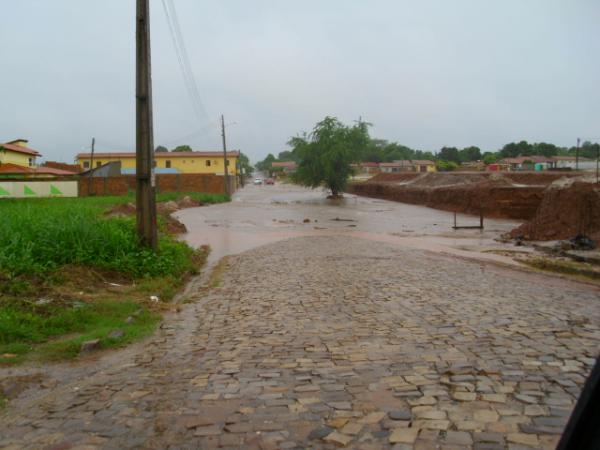 Rua interditada próximo a uma construção no Bairro Manguinha(Imagem:Léo Miranda)