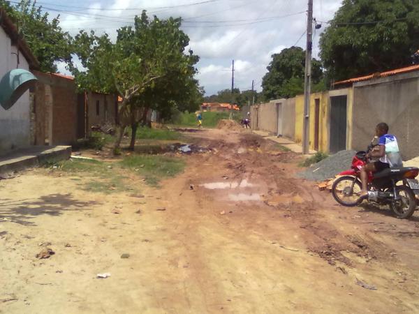 Morador indignado denuncia situação precária de ruas no bairro Princesa do Sul.(Imagem:Robson Pires Borges)