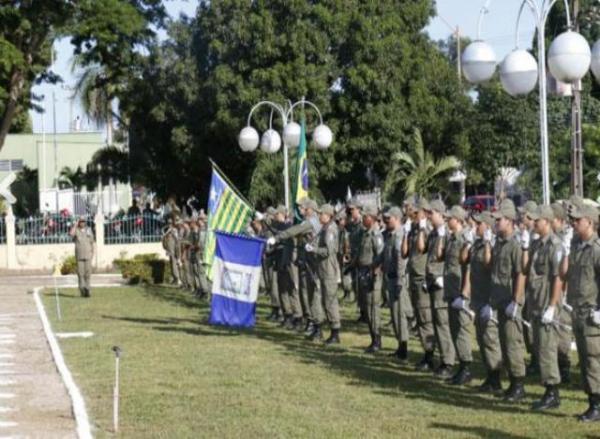 PM promove policiais e entrega medalha 