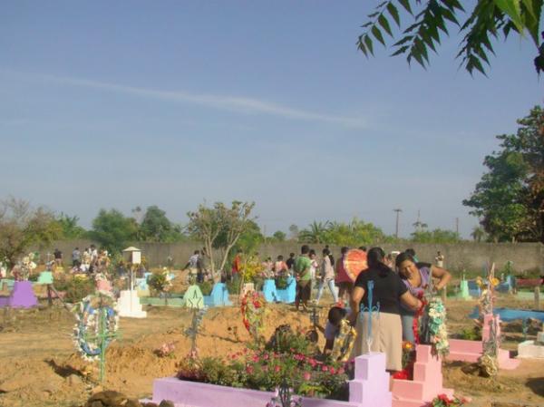 Teresinenses homenageiam familiares e amigos no Dia de Finados.(Imagem:Gilcilene Araújo/G1)