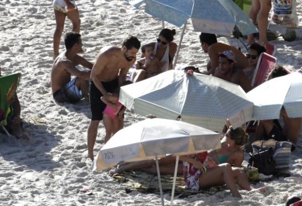 Grazi Massafera e Cauã Reymond curtem praia juntos no Rio.(Imagem:Delson Silva e Marcus Pavao / AgNews)