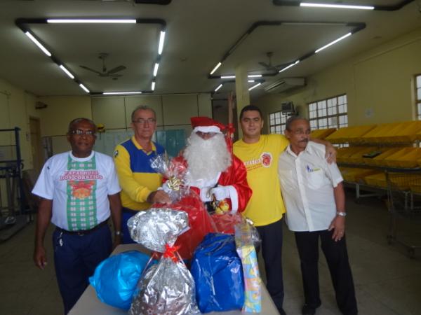 Papai Noel dos Correios iniciou entrega de presentes.(Imagem:FlorianoNews)