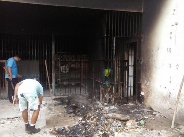 Colchões foram queimados pelos detentos na porta das celas.(Imagem:Divulgação/Sinpoljuspi)
