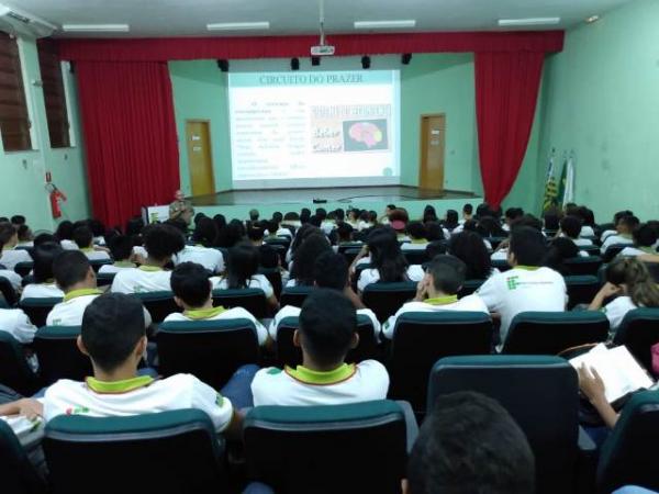 Prevenção ao uso de drogas lícitas e ilícitas é tema de palestra no IFPI de Floriano.(Imagem:FlorianoNews)