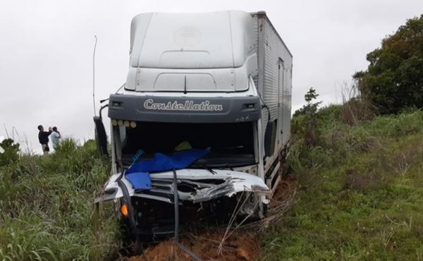 Caminhoneiro que se envolveu no acidente que matou três pessoas da mesma família na BR-343 está em estado de choque.(Imagem:Divulgação/PRF)