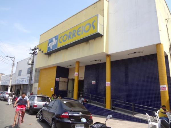 Funcionários dos Correios se reuniram em frente à agência de Floriano.(Imagem:FlorianoNews)