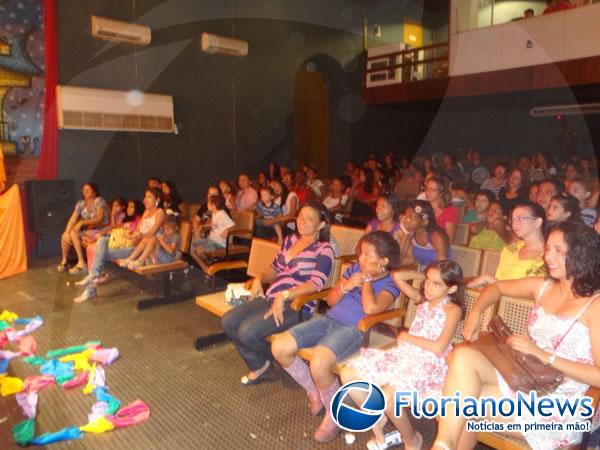 Brincantes apresentam o espetáculo