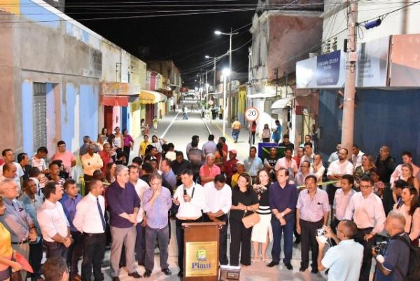 Urbanização da Rua São Pedro é entregue à população de Floriano.(Imagem:SECOM)