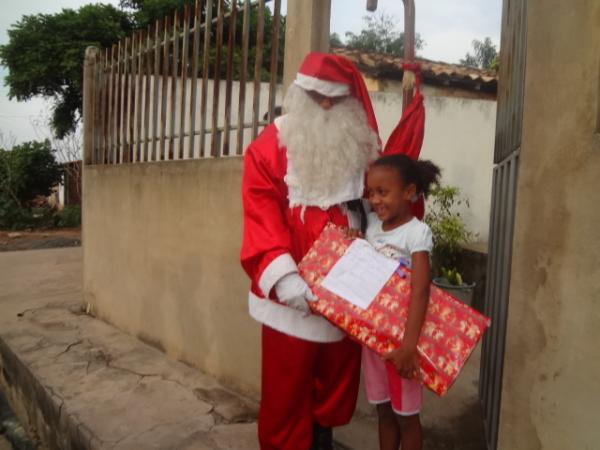 Papai Noel dos Correios iniciou entrega de presentes.(Imagem:FlorianoNews)