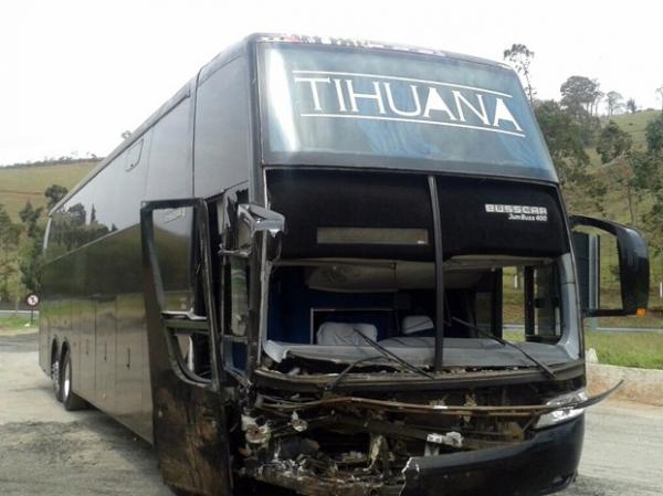 Ônibus da Banda Tihuana ficou com a frente destruída em Camanducaia.(Imagem:Thiago Luz / EPTV)