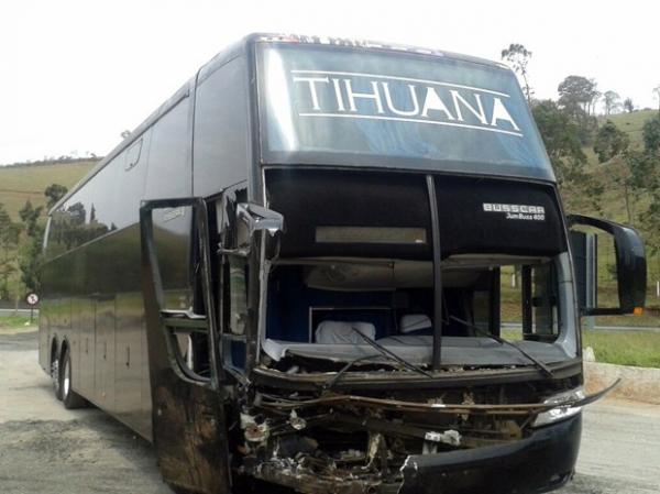 Ônibus da Banda Tihuana ficou com a frente destruída em Camanducaia.(Imagem:Thiago Luz / EPTV)