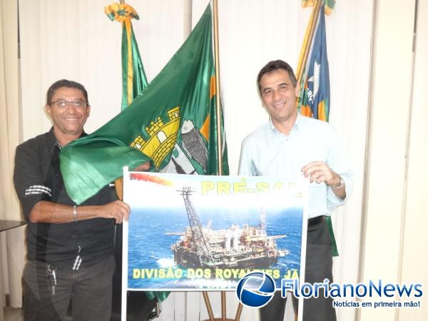 Prefeito Gilberto Júnior recebeu em seu gabinete florianense defensor dos Royalties.(Imagem:FlorianoNews)