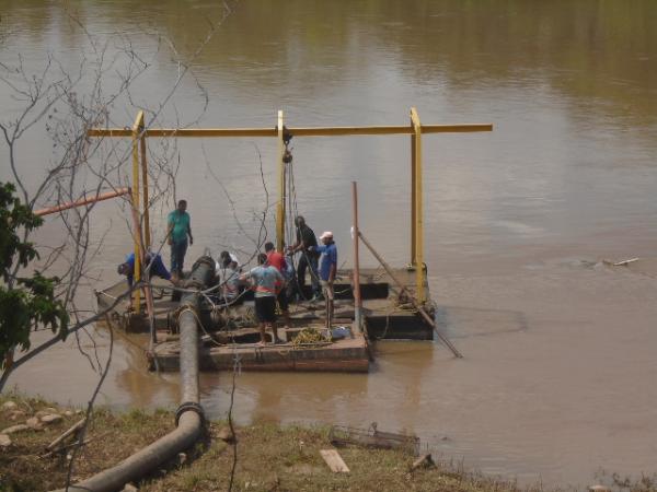 Substituição de bomba de captação afeta abastecimento de água em Floriano.(Imagem:FlorianoNews)