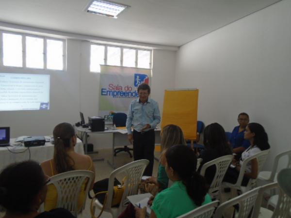 Microempreendedores participam de oficinas promovidas pelo SEBRAE.(Imagem:FlorianoNews)