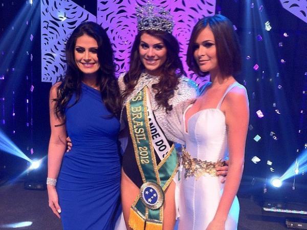 Miss Brasil 2012, Gabriela Markus (centro), recebeu a coroa da Miss Brasil 2011, a conterrânea Priscila Machado.(Imagem:André Teixeira/G1)