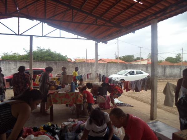 Grupo de voluntárias realiza distribuição de roupas para famílias carentes.(Imagem:FlorianoNews)