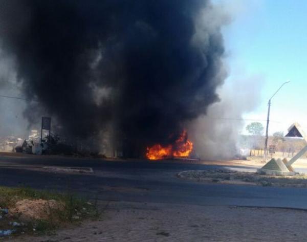 Incêndio destrói pilha de materiais recicláveis na BR-230, em Floriano.(Imagem:FlorianoNews)