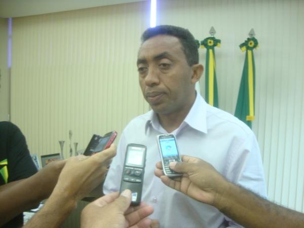 Prefeito Joel em entrevista coletiva(Imagem:Floriano News)