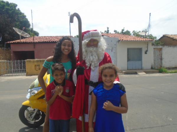 Crianças e adultos se rendem à magia do Natal e ganham doces do Papai Noel em Floriano.(Imagem:FlorianoNews)