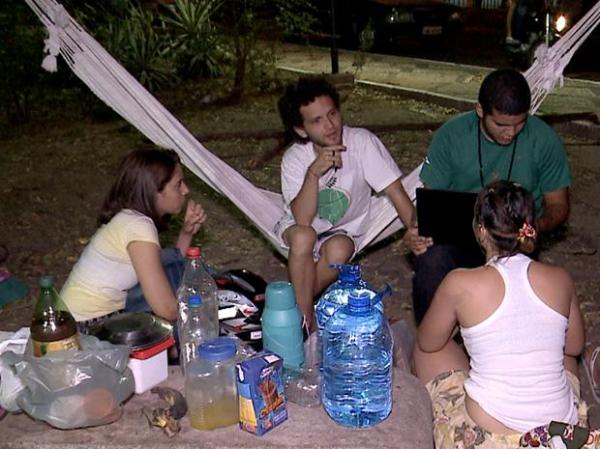 Manifestantes levaram redes e barracas e estão há mais de 72 horas no local.(Imagem:Reprodução/TV Clube)