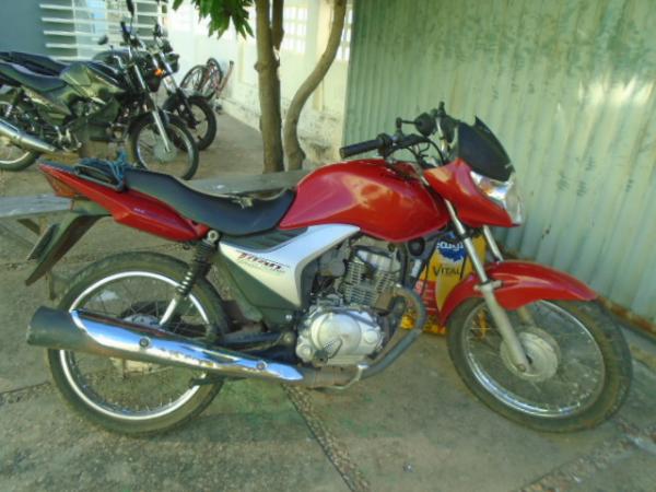 Motocicleta abandonada é conduzida para o pátio do 3º BPM de Floriano.(Imagem:FlorianoNews)