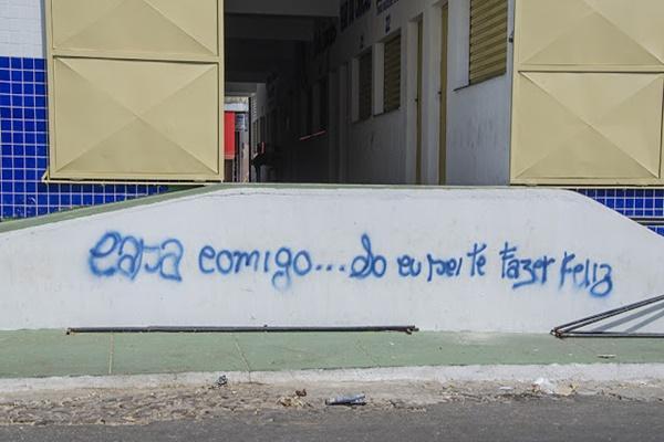 Frase escrita na parede da escada do Centro Comercial de Cocal.(Imagem:Cidade Verde)