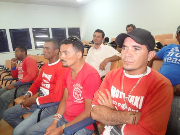 Mototaxistas de Floriano participam de curso profissionalizante.(Imagem:FlorianoNews)