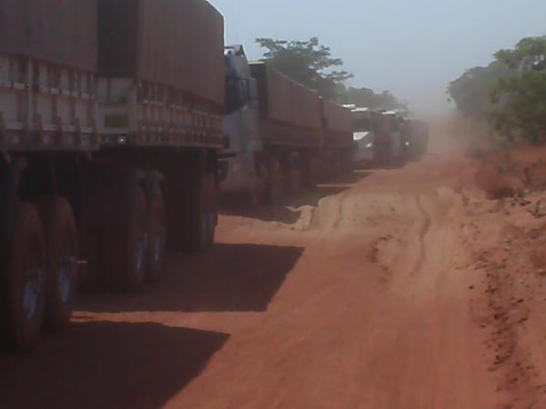 Oa caminhões atolados na estrada(Imagem:Internauta)