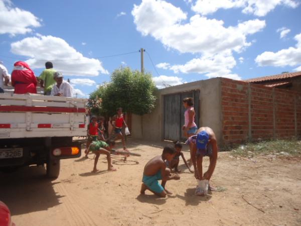 No dia de Natal, bom velhinho distribui bombons às crianças florianenses.(Imagem:FlorianoNews)