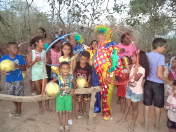 Palhaço Carrapeta distribui presentes e alegria na zona rural de Floriano.(Imagem:FlorianoNews)