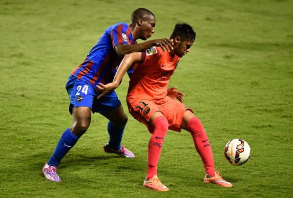 Neymar é marcado em cima na partida contra o Levante: dores no tornozelo esquerdo.(Imagem:AFP)