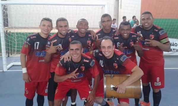 Mesmo após cobranças do treinador durante o jogo, jogadores festejam triunfo.(Imagem:Reprodução/Facebook)