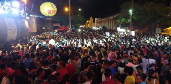 Carnaval encerra com desfile das Escolas de Samba e festa no Cais, em Floriano.(Imagem:Secom)