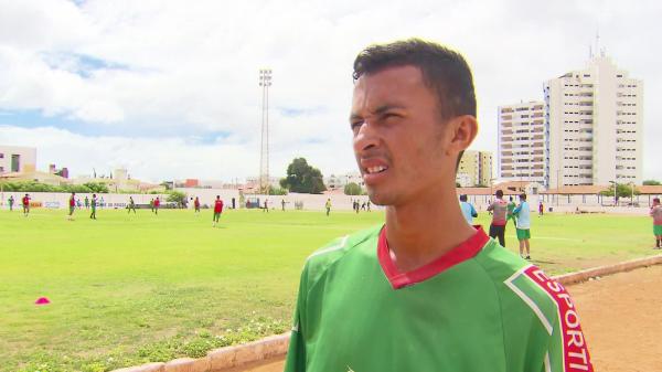 Volante Cleisson vira inspiração para atletas do Petrolina antes da Copinha (Imagem:Reprodução/TV Globo)