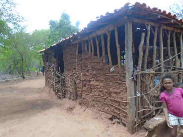 Repórter Amarelinho mostra a realidade dos moradores do Riacho da Serra.(Imagem:FlorianoNews)