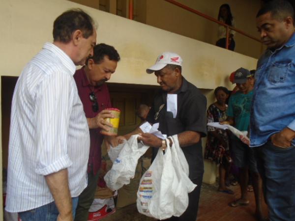 Agricultores familiares de Floriano recebem sementes de milho e feijão.(Imagem:FlorianoNews)