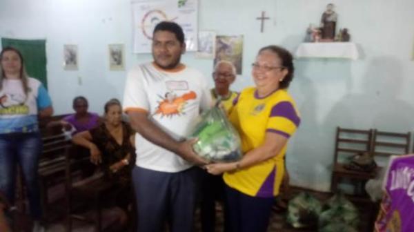 Lyons Clube faz doação de cestas básicas à Vila Vicentina de Floriano.(Imagem:FlorianoNews)