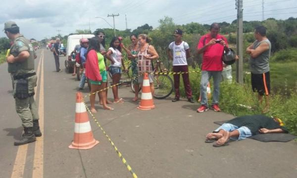 Homem embriagado cai de bicicleta e dorme na avenida.(Imagem:CampoMaiorEmFoco)