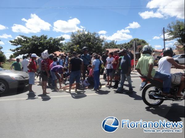 Carro colide na traseira de moto e deixa um ferido na Avenida Dirceu Arcoverde.(Imagem:FlorianoNews)