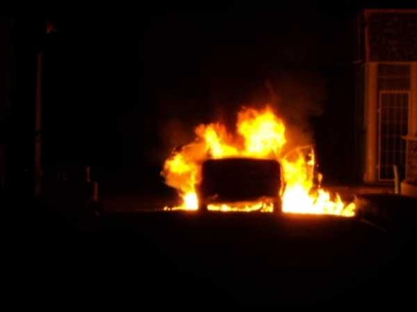 Carro pega fogo e assusta moradores.(Imagem:Divulgação)