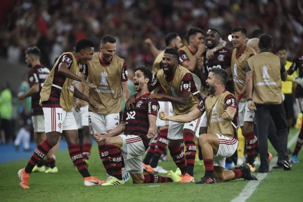 Rodrigo Caio comemora o quinto gol do Flamengo contra o Grêmio.(Imagem:André Durão / GloboEsporte.com)