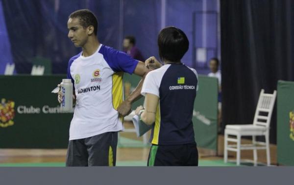 Francielton Farias recebe orientação da técnica Norma Rodrigues.(Imagem:Reprodução/ Facebook)