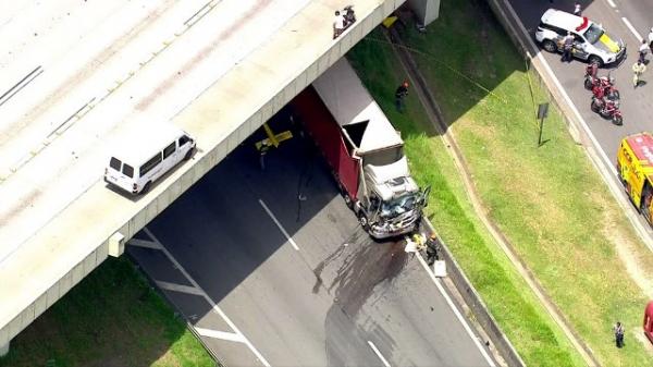 Caminhão também se envolveu em acidente com helicóptero.(Imagem:TV Globo/Reprodução)