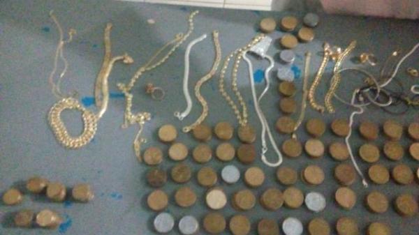 Força Tática apreende moedas e joias supostamente roubadas em Floriano.(Imagem:Força Tática)