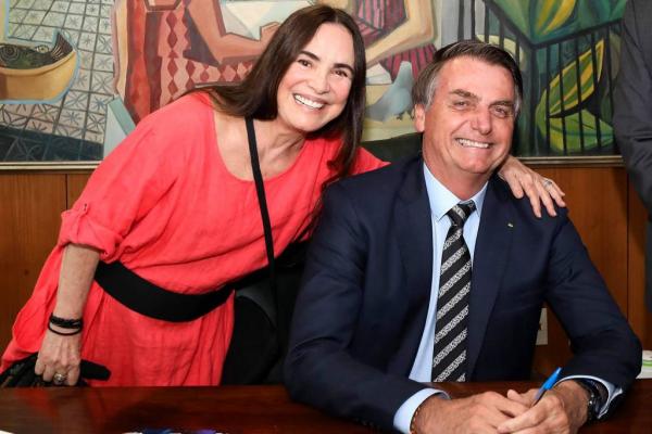 Regina Duarte posa com o presidente Bolsonaro no Palácio do Planalto.(Imagem:Marcos Correa/Presidência/AFP)