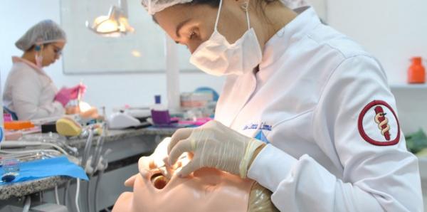 Acadêmicos do curso de Odontologia da FAESF realizam atividades práticas em laboratório (Imagem:FAESF )