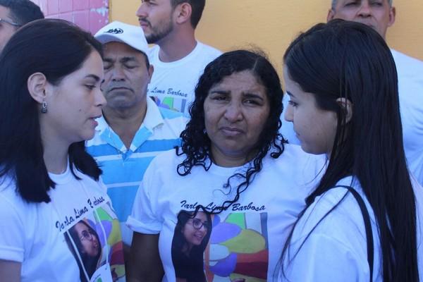 Mãe da jovem morta recebeu solidariedade dos participantes do ato em Teresina.(Imagem:Samantha Araújo)
